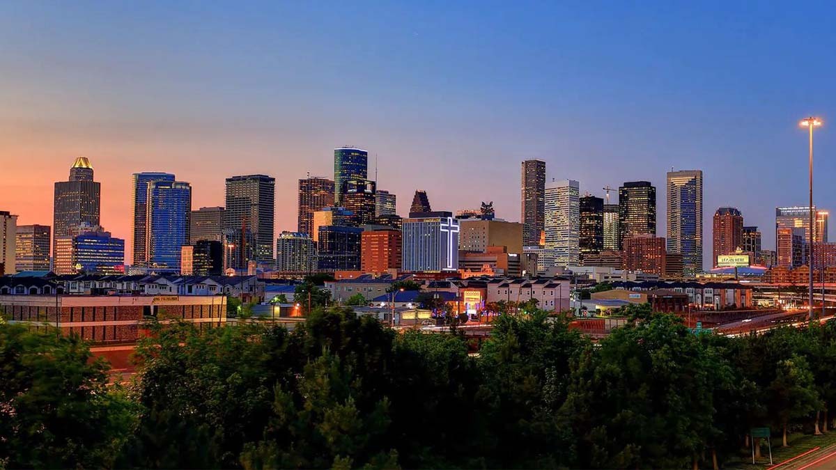 The Moore Real Estate Group in Houston, Texas - Cyndi Moore & Chris Moore