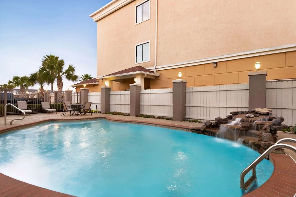 Days Inn & Suites by Wyndham Houston Hobby Airport photo 3