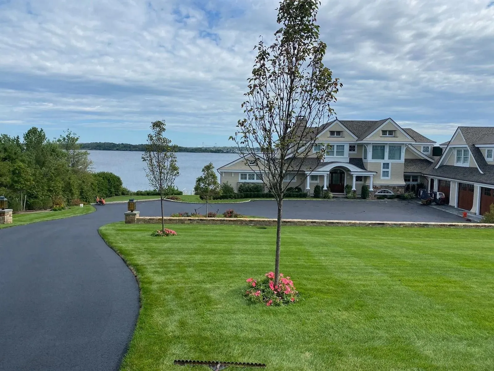 M & M Paving and Landscaping Inc