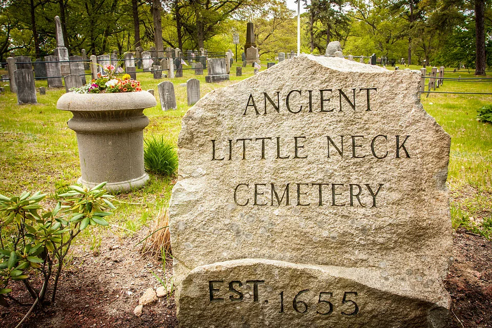 Little Neck Cemetery photo 3